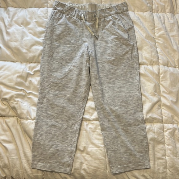 Lululemon Cropped Joggers Size 8 White Stripped BNWT - Picture 1 of 3